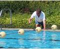Bild: wel
Zu den täglichen Arbeiten von Bademeister Reinhard Klein gehört es, die Wasserqualität zu überprüfen.