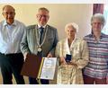 Bild: Stadt Schwandorf/(exb
OB Andreas Feller überreichte an Margarete Stich die Konrad-Max-Kunz-Medaille Sohn Robert (links) und Tochter Claudia Stich (rechts) gratulierten der Mutter zur Auszeichnung.