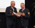 Bild: kaz
Polizeipräsident Thomas Schöniger (links) übergab die Ruhestandsurkunde an Bernhard Gleißner (rechts).