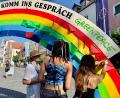 Bild: Gabi Schönberger
An einen Regenbogen dürfen Zukunftswünsche geheftet werden.