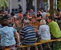 Bild: R. Kreuzer
Die Gäste genießen beim Verein „Unter uns“ das Sommerfest im Pfarrgarten von Maria Waldrast.