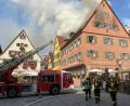 Bild: Laura Krehn/Stadt Dinkelsbühl/dpa
Einsatzkräfte der Feuerwehr sind beim Löschen eines Brandes in einem Hotel zu sehen.