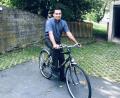 Bild: wro
Mit seinem Fahrrad erkundet Pfarrvikar James George gerne die Region um Wiesau und Falkenberg.