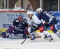 Bild: Gebert
Im Training traten sie noch gegeneinander an, am Samstag im ersten Testspiel gegen die Icefighters Leipzig stehen Kurt Davis (Mitte) und Neuzugang David Elsner (rechts) erstmals gemeinsam für die Blue Devils Weiden auf dem Eis. Im Hintergrund ist Goalie Jaroslav Hübl.