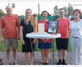 Bild: Evi Haberl/exb
Nach der Siegerehrung des Gedächtnisturniers (von links): Christian Weiß (Sohn), Regina Klier (Jugendwart), Marianne Heller, Dennis Stangl (Vorstand der Tennisabteilung) und Carola Weiß (Ehefrau).