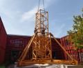 Bild: lue
Im Innenhof des Amtes für Ländliche Entwicklung Oberpfalz in Tirschenreuth wird ein 64 Meter hoher Kran aufgebaut, der für die Sanierung des Gebäudes benötigt wird.