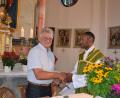 Bild: kki
Kirchenpfleger Herbert Argauer bedankt sich beim scheidenden Pfarrer Jaison Thomas für elf Jahre Seelsorge.