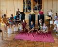 Bild: Patricia Schneider/exb
Die Kinder lernen beim Ferienprogramm in Tännesberg, wie man mit ausgedienten Alltagsgegenständen Töne erzeugen und Musik machen kann.