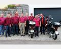 Bild: Sauerer/exb
Die Rollerfreunde gratulieren Josef Götz (Sechster von links) zum 80. Geburtstag.