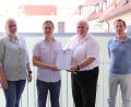 Bild: Stadt Tirschenreuth/exb
Zweiter Bürgermeister Peter Gold (Zweiter von rechts), Leiter der Hauptverwaltung Markus Bergauer (rechts) und die stellvertretende Leiterin der Kämmerei Eva Kastl (links) gratulierten Christian Pößl (Zweiter von links) zum Dienstjubiläum.