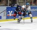 Bild: Gebert
Die Blue Devils besiegten die Icefighters Leipzig im ersten Vorbereitungsspiel mit 5:2. Hier kämpfen der Weidener Fabian Ribnitzky (links) und Roberto Geiseler um die Scheibe.