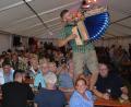 Bild: jr
Alleinunterhalter Manuel Rahm lud die Besucher des ersten Weinfests in Pleußen auf eine musikalische Stimmungsreise ein. Der Burschenverein wurde am Samstag mit einem vollen Haus belohnt.