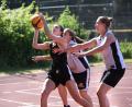 Bild: Tobias Schwarzmeier
Schnelligkeit macht viel von der Faszination 3x3 aus. Hier lässt Alexandra Hellmichová (von links) ihre Gegenspielerinnen Steffi Reil und Steffi Sauer stehen. Das Neustädter Turnier am Freiplatz des Gymnasiums war mit Temperaturen an die 34 Grad das wohl forderndste der diesjährigen „NEW 3x3 Tour“. Auch bei den Frauen wird die 3x3-Variante immer beliebter. Nicht zuletzt da in vielen Vereinen Spielerinnen fehlen, sind die kleineren Teams leichter zusammenzustellen.