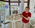Bild: T. Reitmeier/exb
Helga Katrin Stano mit dem Neuzugang der Steingutsammlung.