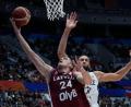 Bild: Achmad Ibrahim/AP/dpa
Frankreichs Basketballer um Rudy Gobert (r) haben bei der Weltmeisterschaft enttäuscht.