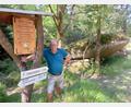 Bild: FGV Ebnath/exb
Das Naturdenkmal „Wackelstein“ oder auch „Edelmannstein“ glänzt jetzt mit einer neuen Tafel. In Rainhold Seidel aus Tröstau hat in eine Platte aus Lärchenholz die neue Inschrift geschnitzt und mit einem Siebenstern verziert.