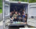 Bild: Bundespolizei/exb
Die Bundespolizei Waidhaus fahndet am Sonntagvormittag nach einem flüchtigen Schleuser, der 29 Männer nach Deutschland schleusen wollte. Mittlerweile ist der Mann festgenommen.