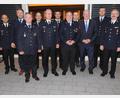 Bild: ge
Zum Feuerwehr-Ehrenzeichen gratulieren den Kainsrichter Aktiven Landrat Richard Reisinger (Dritter von rechts), Kreisbrandrat Christof Strobl (Fünfter von links), Kreisbrandinspektpor Michael Iberer (links) und Kreisbrandmeister Thomas Wiesent (rechts). Fünfter von rechts der ebenfalls geehrte Bürgermeister Peter Dotzler.
