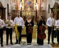 Bild: do
Besetzt mit zwei Trompeten, Posaune, Horn und Tuba sowie mit Bratsche und Cello gestaltete ein Ensemble des "Youth symphony Orchestra of Ukraine" unter dem Motto "Musik & Magie" in der Klosterkirche zum Abschluss des Speinsharter Konzertsommers ein beschwingtes Sommerkonzert.