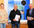 Bild: JOCHEN NEUMANN 
ERBENDORF
Zur Unterzeichnung des Pachtvertrages trafen sich Oliver Fienz (Mitte) und Bürgermeister Johannes Reger im Rathaus. Mit auf dem Bild ist Stadtverwaltungs-Mitarbeiterin Carolin Böckl.