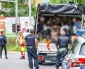 Bild: Werner Kerschbaummayr/Fotokersch/APA/dpa
Polizisten stehen bei einer Kontrolle in Österreich an einem Kleintransporter. Die Beamten entdeckten dabei 53 Personen auf der Ladefläche.