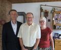 Bild: Anita Findling/exb
80. Geburtstag feiert Alfred Dehling (Mitte), hier mit seiner Frau Anneliese, wozu ihm Bürgermeister Albert Geitner gratuliert.