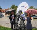 Bild: Joachim Gebhardt
Am Kirwa-Denkmal im Hof des Landratsamtes in Amberg präsentierten Landrat Richard Reisinger und VHS-Chefin Claudia Mai das neue Herbstprogramm.