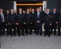 Bild: ge
Die geehrten Wehrmänner aus Rosenberg und Großalbershof mit Landrat Richard Reisinger (Sechster von rechts), Bürgermeister Michael Göth (links), Kreisbrandrat Christof Strobl (Fünfter von links) sowie weiteren Feuerwehroffiziellen.