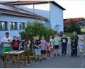Bild: gi
Schützenmeisterin Jutta Fuchs und Vorstandsmitglied Sandro Stefinger lernten den Kindern den sicheren Umgang mit dem Lichtgewehr und der Laserpistole.