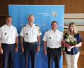 Bild: Polizeipräsidium Regensburg/exb
Polizeipräsident Thomas Schöniger (Zweiter von links) verabschiedete Polizeioberrat Christian Kiener (links) unter anderem als Leiter des bayerischen Kontingents am Gemeinsamen Zentrum der deutsch-tschechischen Polizei- und Zollzusammenarbeit in Schwandorf. Sein Nachfolger wird Erster Polizeihauptkommissar Roland Heldwein (Zweiter von rechts, hier mit Gattin).
