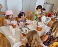 Bild: Stadtkapelle Windischeschenbach/exb
Aus Blumentöpfen basteln die Kinder beim Ferienprogramm der Stadtkapelle Trommeln.