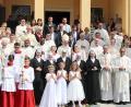 Bild: sck
Nach der Einkleidungsfeier versammeln sich die Ordensschwestern (im Habit, vorne von links) Generaloberin M. Metoda , die Novizinnen M. Anne , M. Klara und M. Natalie sowie die Provinzoberin M. Theresia mit den Gästen auf den Stufen der Mutterhauskirche.