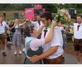 Bild: mfh
Umringt von den anderen Kirwapaaren, drehen Sophie Hoffmann und Phillip Sörgel den Ehrentanz des Breitenbrunner Oberkirwapaars um den Baum.