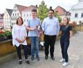 Bild: Thomas Graml, Stadt Amberg/exb
Moritz Nagler (Zweiter von links) freut sich über sein I-Pad Pro, das Benjamin Kreitner (rechts daneben) von der Firma K und B übergab. Auch Susanne Schwab (links) und Olga Bart (rechts) von der Stadt Amberg gratulieren.