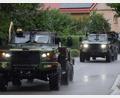 Bild: bö
Den ganzen Tag über waren am Montag in viele kleine Kolonnen aufgeteilte Militärkonvois des 2. Kavallerie-Regiments auf der Vilstalstraße nach Hohenfels unterwegs. Hier bei der Einfahrt in den Truppenübungsplatz in Emhof.