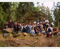 Archivbild: wro
Vor der Aufführung des Holzschlacht-Gedenkspiels (hier im Jahr 2004) stellten sich die Darsteller zu einem Gruppenbild hinter der Naturbühne auf.