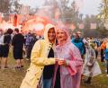 Bild: Susanne Forster
Diese beiden Frauen haben kein Problem mit dem Regen: ausgestattet mit Regenmantel und Regenponcho genießen sie ihren Abend auf dem "After World"-Open-Air in Immenreuth. Das fand am letzten Wochenende im August statt – 1200 Leute waren dabei.