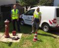 Bild: Jürgen Brunner/exb
Das Wassernetz der Stadtwerke Amberg wird überprüft. Rund 280 Kilometer Rohrleitung und die Hausanschlüsse werden kontrolliert. Das machen Stadtwerke-Mitarbeiter wie Leon Freller (links) und Kollegen der Spezialfirma Hammann und Theurer (rechts Denis Brunner).