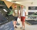 Bild: Portner
Jungunternehmer: Christian Schäffer (links) und Florian Zinkl haben „Rolling Space“ gegründet. Sie bieten im Verkaufsraum in Schneeberg das selber entwickelte Dachträgersystem samt Zubehör und auch Dachzelte an.