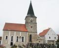 Bild: sche
Erhaben auf einer Anhöhe und umgeben von einem Friedhof steht seit 268 Jahren die Aschacher Kirche St. Ägidius.