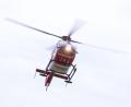 Symbolbild: Marijan Murat/dpa
Weil der Rettungshubschrauber nicht landen konnte, brachten Einsatzkräfte der Bergwacht einen Verletzten zu Fuß ins Tal.
