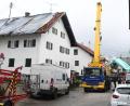 Bild: Felix Hörhager/dpa
Nach dem Unwetter im Landkreis Garmisch-Partenkirchen sind die Dächer mehrerer Wohnhäuser mit Planen provisorisch abgedeckt. Aufgrund schwerer Unwetterschäden rief das Landratsamt Garmisch-Partenkirchen für den Ort mit rund 1300 Einwohnern am Sonntag den Katastrophenfall aus. 80 Prozent der Gebäude in dem Ort sollen schwer beschädigt sein.