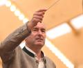Bild: Karl-Josef Hildenbrand/dpa
Hubert Aiwanger, Vorsitzender der Freien Wähler, dirigiert beim Handwerkertag auf der Michaelismesse auf der Bühne die Stadtkapelle.
