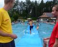 Bild: Kunz
Die DLRG hilft bei der Neptun-Party kräftig mit. Einmal "übers Wasser zu laufen" ist für die Kinder ein besonderer Spaß.