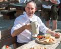 Bild: Lino Mirgeler/dpa
Möglicherweise lässt sich Wirtschaftsminister Hubert Aiwanger nach seinem Auftritt am Sonntag auch in Kemnath einen Brotzeitteller schmecken.