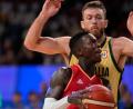 Bild: Hiro Komae/AP/dpa
Deutschlands Guard Dennis Schröder (vorne) in Aktion gegen Australiens Forward Nick Kay.