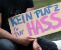 Bild: Paul Zinken/dpa/Symbolbild
„Kein Platz für Hass“ steht auf dem Plakat eines Demonstranten auf einem Pappschild.
