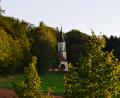 Bild: swo
Etwas versteckt liegt die Wallfahrtskirche auf dem Mausberg – eingebettet zwischen mächtigen Bäumen. Und doch ist sie mit ihrem Turm nicht zu übersehen, wenn man von Westen kommend das Gebenbacher Ortsschild passiert. Am Sonntag, 3. September, beginnt hier das Bergfest.