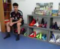 Bild: ref
Noah Keller neben seiner Sammlung an Fußballschuhen zu Hause nahe Illschwang. Er steht jetzt auf Abruf für die deutsche U16 bereit.