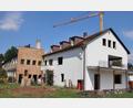 Bild: Thomas Dobler
Wohnhaus und Fabrikgebäude (im Hintergrund) wurden bereits ausgeräumt. Auch ein Fledermaus-Experte hat nachgesehen und grünes Licht gegeben. Derzeit kümmert sich eine Fachfirma um das Eternit der Dachbedeckung. Danach können die Gebäude weggerissen werden.